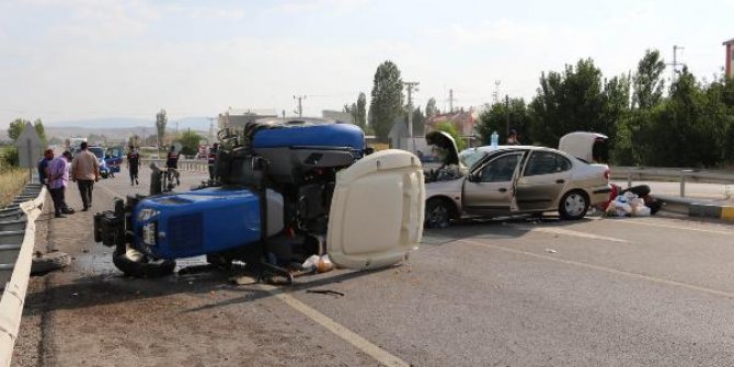 Çankırı'da otomobil traktöre çarptı: 3'ü ağır 8 yaralı