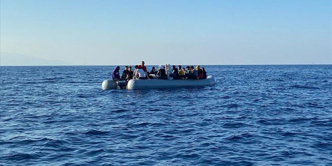 Türk kara sularına itilen 43 sığınmacı kurtarıldı