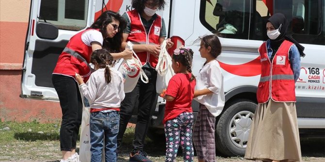 Türk Kızılay köy çocuklarını 'bayramlık kıyafetle' sevindiriyor