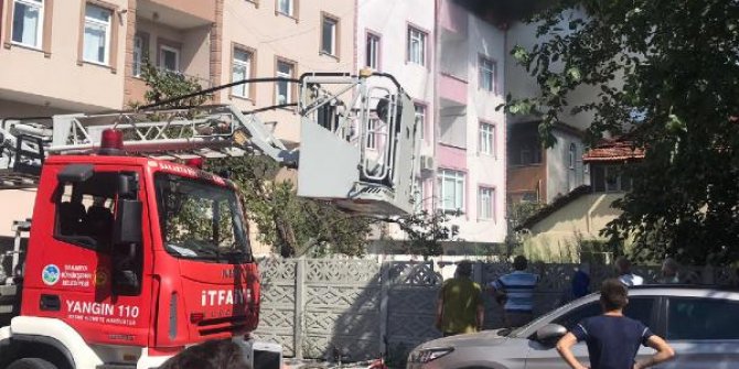 İtfaiye ekibi, dar sokaklar nedeniyle yangına müdahalede zorlandı
