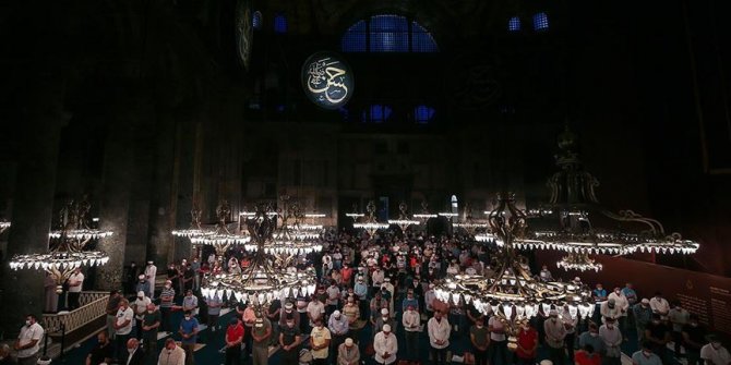 Ayasofya-i Kebir Cami-i Şerifi'ndeki sabah namazına yoğun ilgi