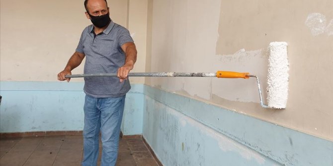 Osmaniye'de fedakar öğretmenler okulun duvarlarını boyadı sıralarını tamir etti