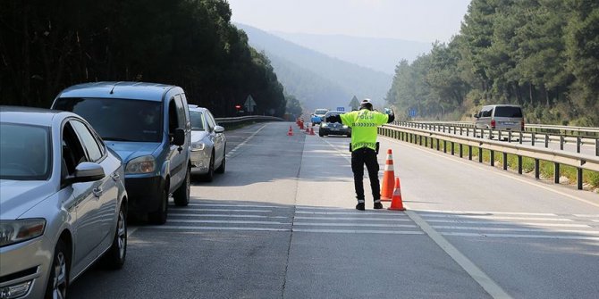 Bayram dolayısıyla kara yollarında sıkı trafik tedbirleri uygulanmaya başlandı