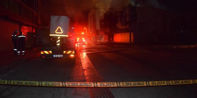 İzmir'de, kozmetik ürünleri satan iş yerinde yangın