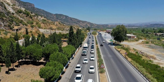 Tatilciler Aydın Söke'de 5 kilometrelik araç kuyruğu oluşturdu