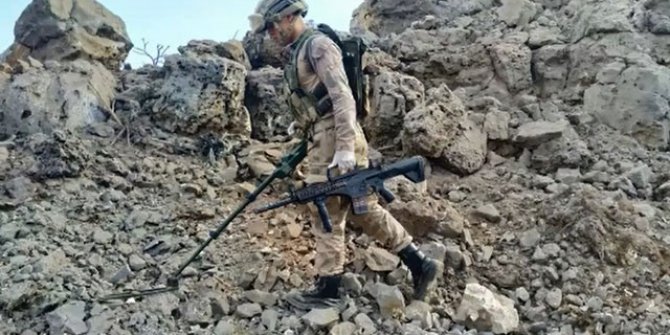Etkisiz hale getirilen 2 teröriste ait silah ve mühimmat ele geçirildi