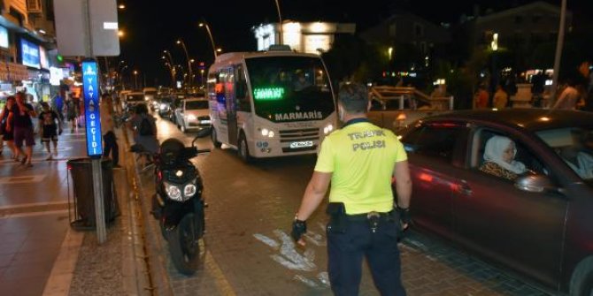 Marmaris'te tatilciler gündüz plajları, akşam sokakları doldurdu