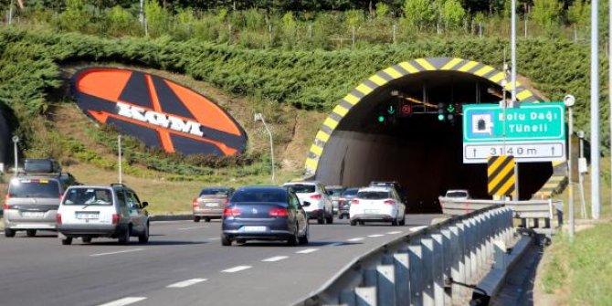 Bayram tatili dönüşünde TEM'in Bolu geçişinde akıcı trafik yoğunluğu