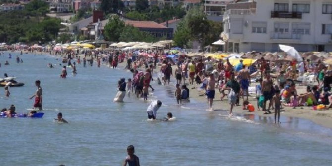 Silivri'de halk plajında yoğunluk... Sosyal mesafe hiçe sayıldı