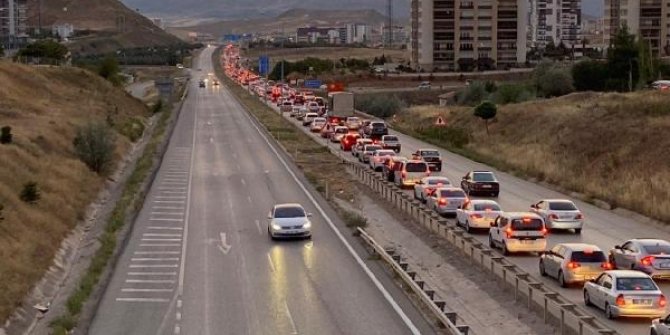 Kırıkkale'deki 'Kilit Kavşak' kilitlendi, kilometrelerce araç kuyruğu oluştu
