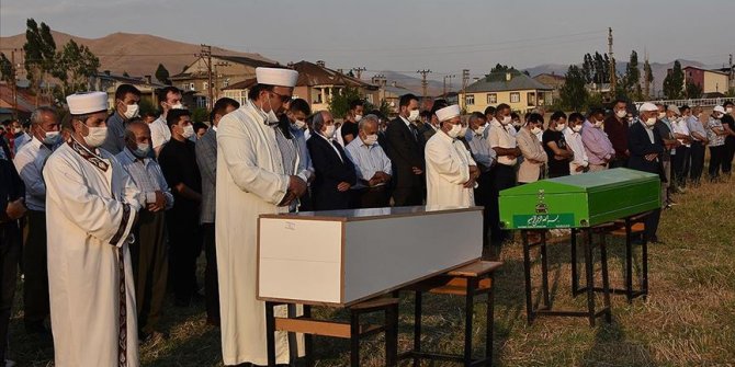 Hakkari'deki trafik kazasında yaşamını yitiren 6 kişi son yolculuğuna uğurlandı