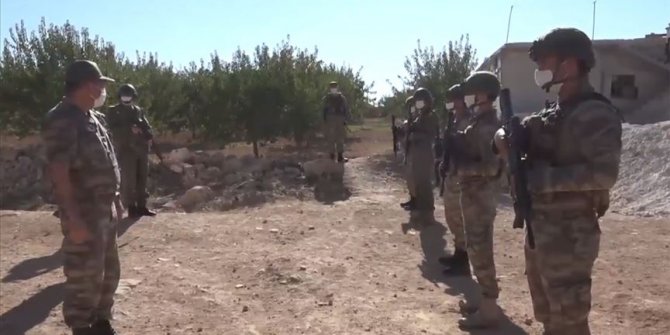 Suriye'de görevli Mehmetçik Kurban Bayramı'nı elleri tetikte kutladı