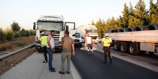 Patlayan lastiğini değiştirmeye çalışan sürücü, TIR'ın çarpmasıyla öldü
