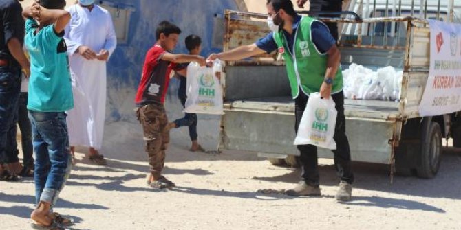 İHH, Suriyeli siviller için 8 bin 234 hisse kurban kesti