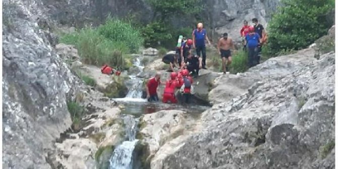 Kayalıklardan düşen genç kızı 1,5 kilometre sedye ile taşındı