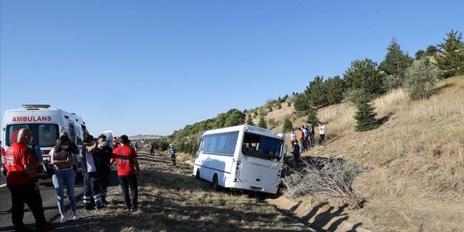 Ankara'da yolcu otobüsü servis aracına çarptı: 1 ölü, 8 yaralı