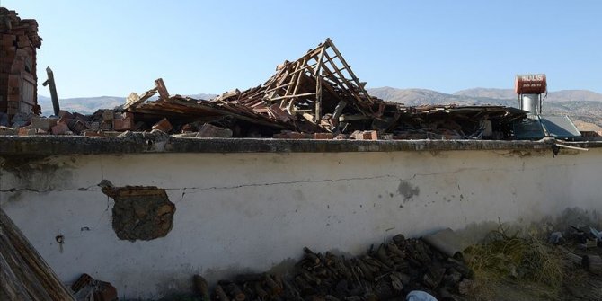 Malatya'da jandarma depremzedelerin yaralarını sarıyor