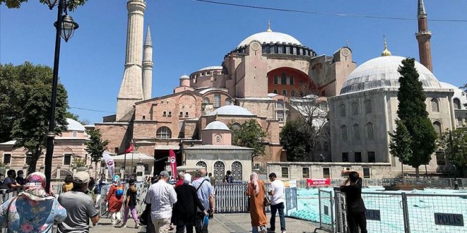 Ayasofya-i Kebir Cami-i Şerifi'ne ziyaretçi yoğunluğu sürüyor