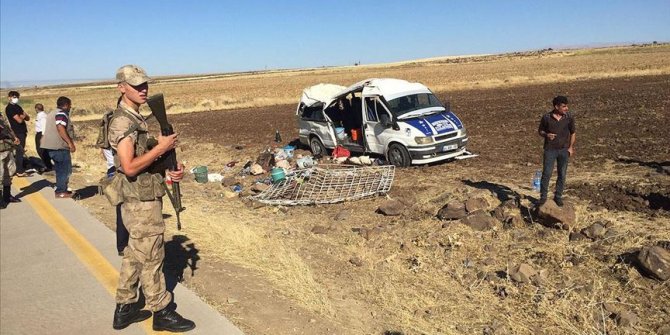 Şanlıurfa'da tarım işçilerini taşıyan minibüs devrildi: 20 yaralı