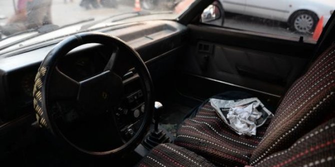 Otomobilinin lastiği patlatıp 43 bin lirasını çaldılar