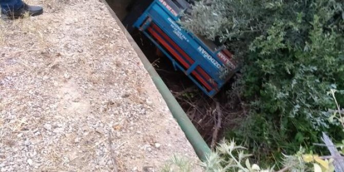 Köprüden uçan traktördeki çift yaralandı