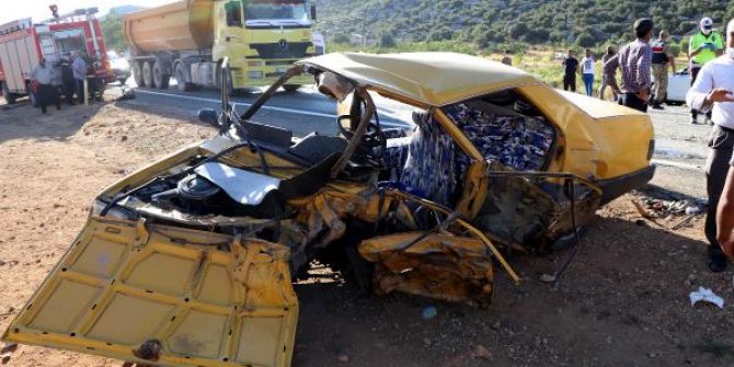 Otomobiller kafa kafaya çarpıştı: 4'ü çocuk 11 yaralı