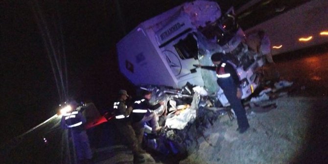 Sivas'ta kamyonla hafif ticari araç çarpıştı: 3 ölü, 1 yaralı