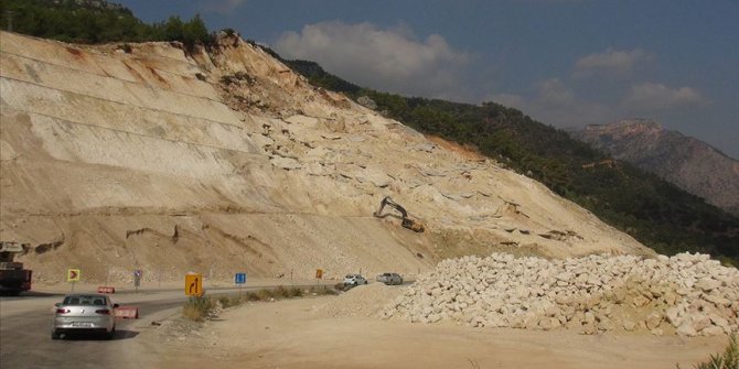Mersin'de Silifke-Mut kara yolu heyelan nedeniyle ulaşıma kapandı