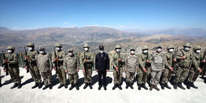 Bakan Akar Irak sınırındaki birliklerde inceleme ve denetlemelerde bulunuyor