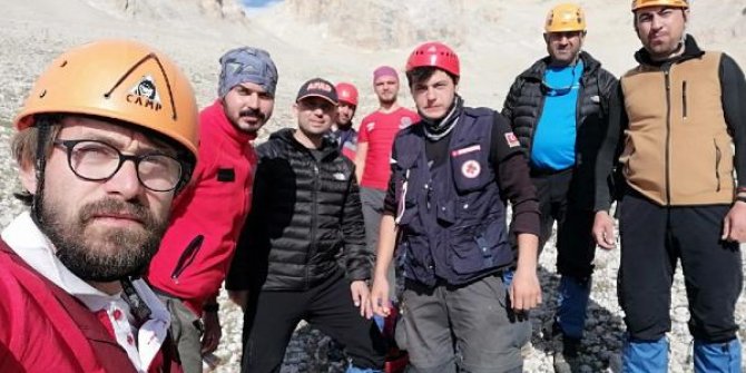 Kaya düşmesiyle ayağı kırılan dağcı, helikopterle kurtarıldı