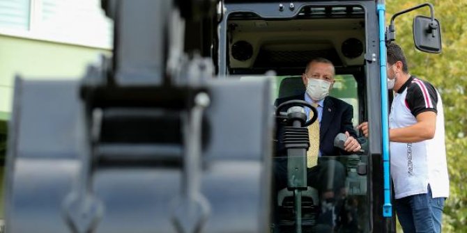 Cumhurbaşkanı Erdoğan, yerli elektrikli ekskavatörü inceledi