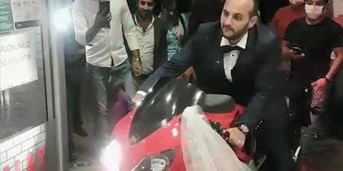 Edirne'de motosiklet tutkunu damat düğün salonuna motosikletle girdi