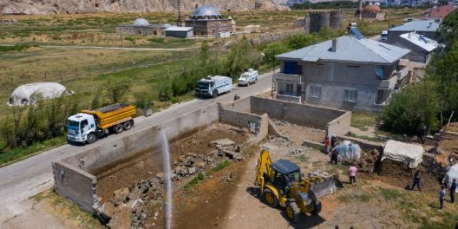 Van'da 110 ahırın yıkım çalışmaları devam ediyor