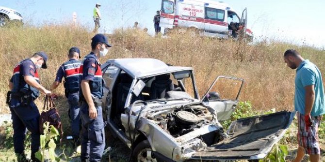 Tarlaya uçan otomobildeki çift yaralandı