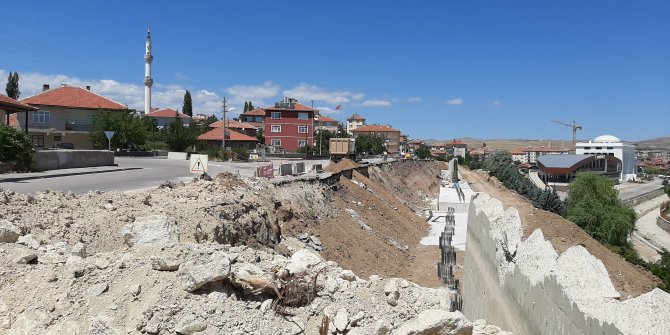 4 yıldır yapılmayı bekleyen yola kazıklı çözüm