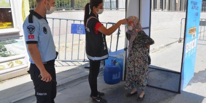 Kuşadası'nda kapalı pazar yeri ve plajlarda koronavirüs denetimi