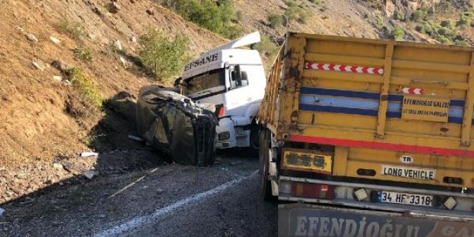 Hakkari'de TIR ile otomobil kafa kafaya çarpıştı: 2 yaralı