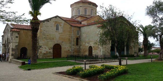 Ortahisar Ayasofya Camii'ne ziyaretçi akını