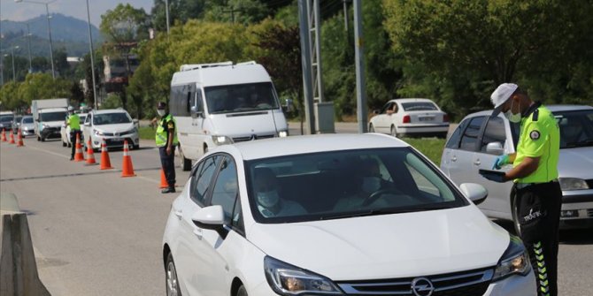 Yurt genelindeki trafik denetimlerinde 814 sürücünün belgesine el koyuldu