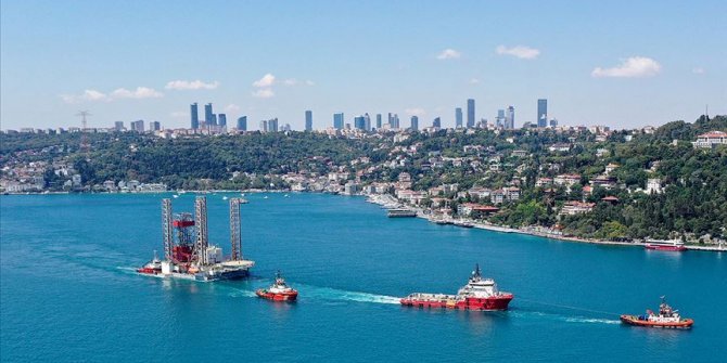 Dev petrol platformu 'GSP Saturn' İstanbul Boğazı'nda ilerliyor