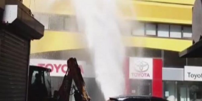 Beşiktaş'ta su borusu patladı, yollar göle döndü