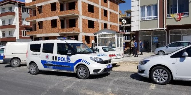Erkek hemşire evinde ölü bulundu