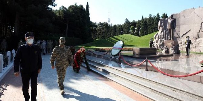 Bakan Akar'dan Haydar Aliyev’in kabrine ziyaret