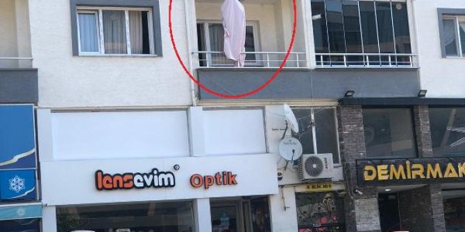 Evinin balkonunda asılı halde ölü bulundu