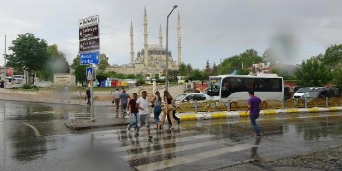 Edirne'de 1 ayın ardından yağmur yağdı