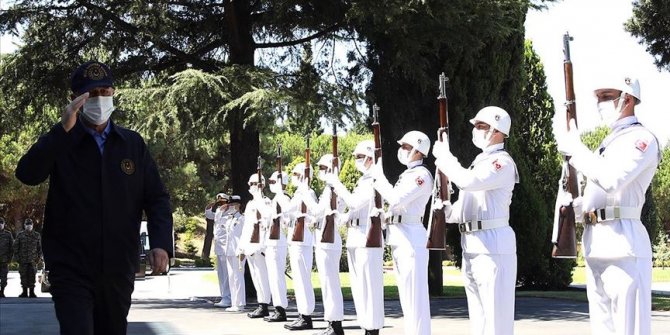 Akar ve komuta kademesi Oruç Reis'e refakat eden gemilerin komuta edildiği Donanma Komutanlığında
