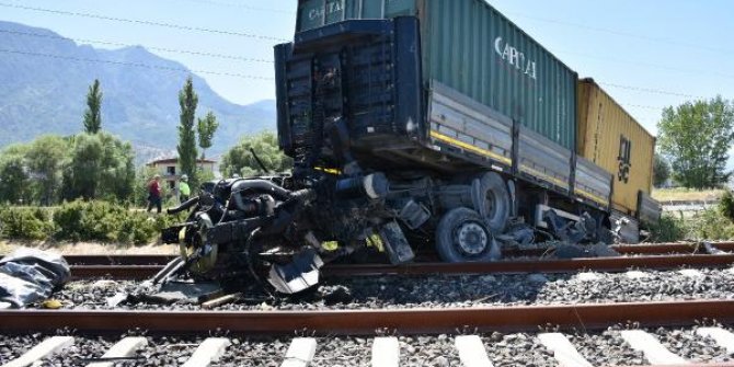 Lastiği patlayan TIR demir yoluna girdi, kupa raylara devrildi