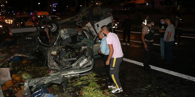 İstanbul'da kamyonet ile otomobil çarpıştı: 5 yaralı