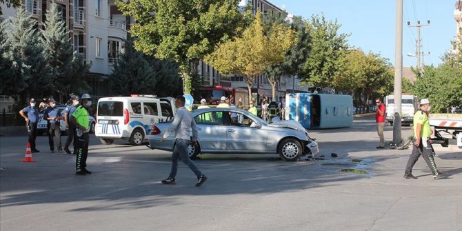 Aksaray'da işçileri taşıyan minibüs ile otomobil çarpıştı: 12 yaralı