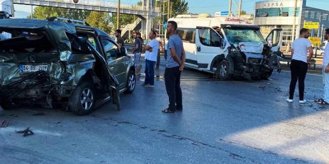 İşçi servisi ile hafif ticari araç çarpıştı: 1 ölü, 2 yaralı
